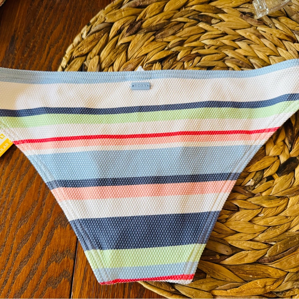 Roxy line up bikini bottoms size
Medium super cute !! - Picture 4 of 9